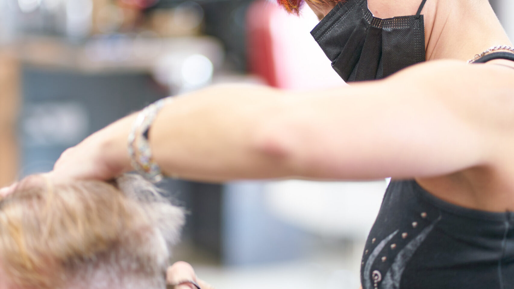 Ála barber při práci