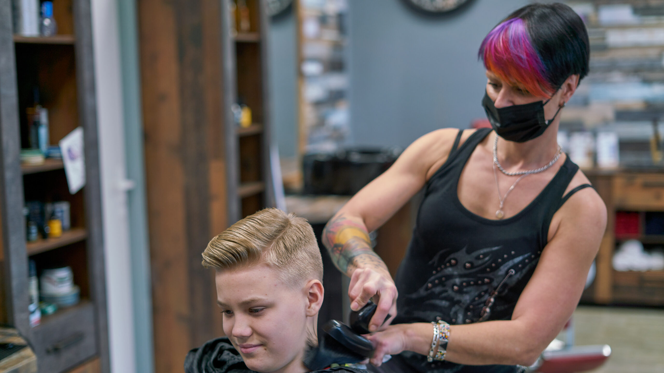 Ála barber při práci